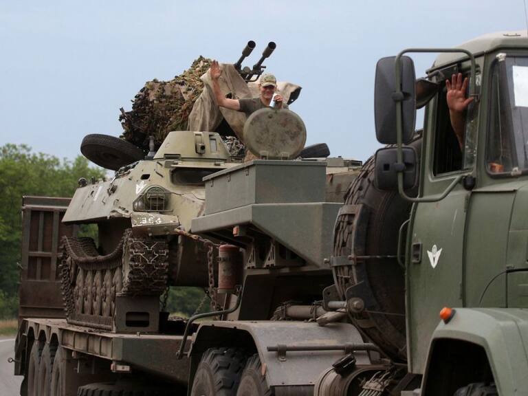 Soldados ucranianos trasladan tanques hacia la región de Donetsk