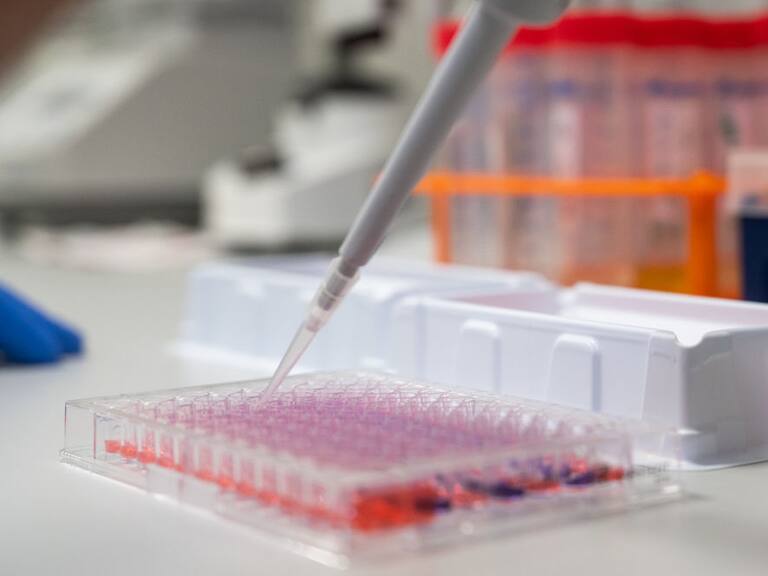 Imagen de científicos estudiando el Covid-19 en un laboratorio
