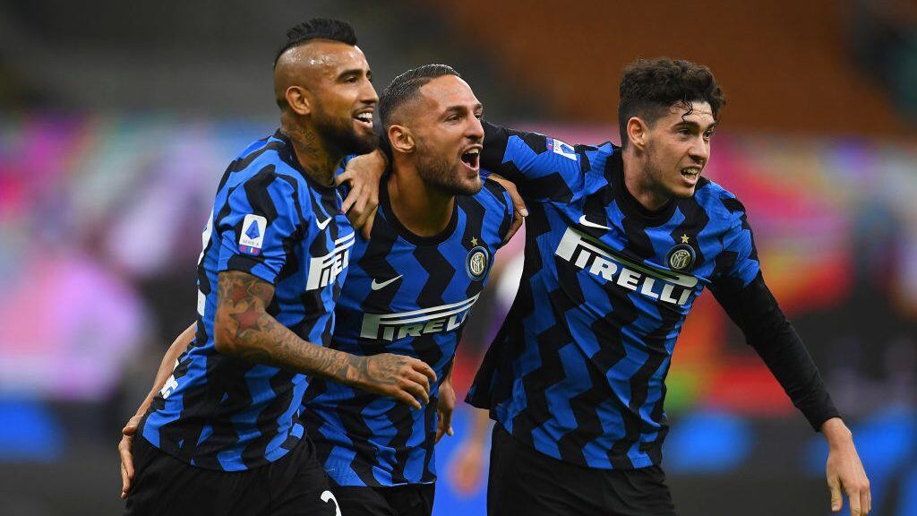 MILAN, ITALY - SEPTEMBER 26: Danilo D'Ambrosio of FC Internazionale celebrates with Arturo Vidal and Alessandro Bastoni after scoring a goal during the Serie A match between FC Internazionale and ACF Fiorentina at Stadio Giuseppe Meazza on September 26, 2020 in Milan, Italy. (Photo by Claudio Villa - Inter/Inter via Getty Images)