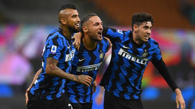 MILAN, ITALY - SEPTEMBER 26: Danilo D'Ambrosio of FC Internazionale celebrates with Arturo Vidal and Alessandro Bastoni after scoring a goal during the Serie A match between FC Internazionale and ACF Fiorentina at Stadio Giuseppe Meazza on September 26, 2020 in Milan, Italy. (Photo by Claudio Villa - Inter/Inter via Getty Images)