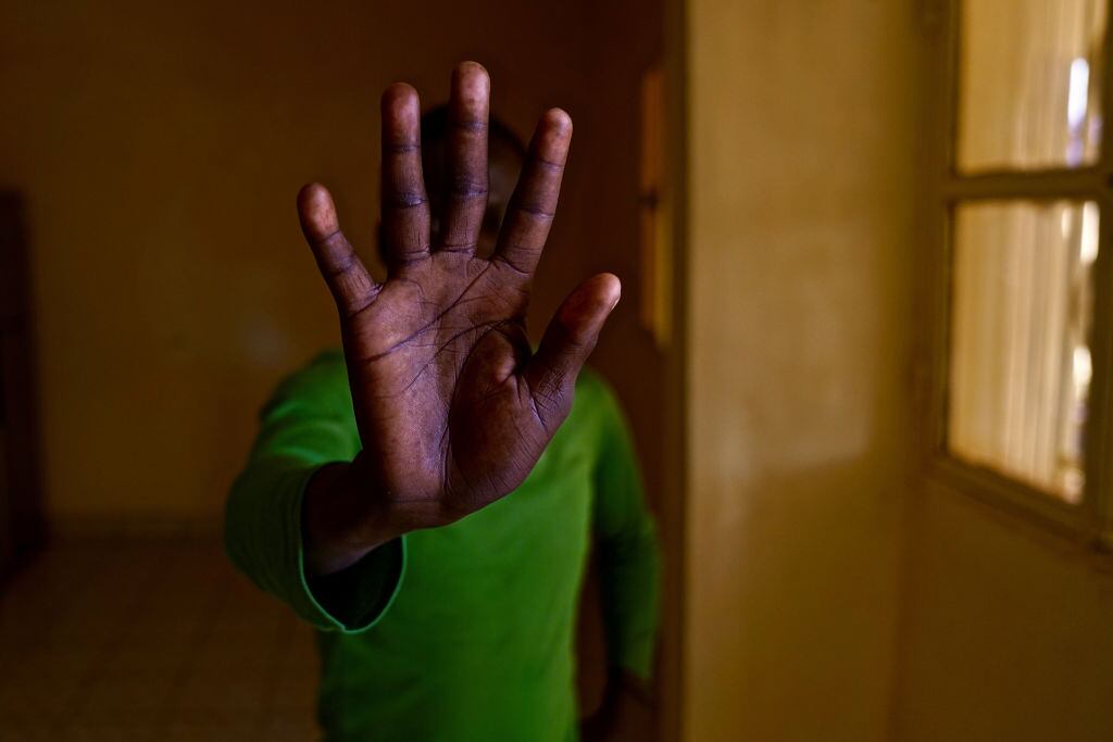 Un adolescente oculta su cara en Niamey