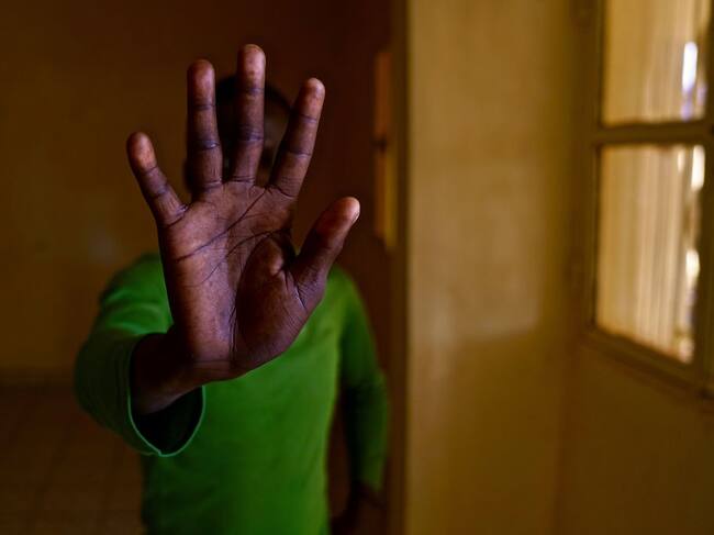 Un adolescente oculta su cara en Niamey