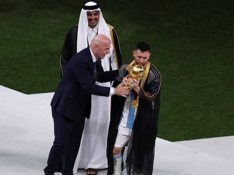 Qué es el bisht, la túnica negra y dorada que utilizó Messi para recibir la Copa del Mundo