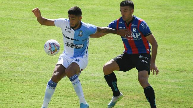 19 DE ENERO 2021 / ANTOFAGASTA Tobias Figueroa (i) disputa el balón , durante el partido valido por la Trigésima Primera fecha del Campeonato Nacional AFP Plan Vital 2020, entre Deportes Antofagasta vs Deportes Iquique , disputado en el Estadio Calvo & Bascuñan
FOTO CAMILO ALFARO / AGENCIAUNO