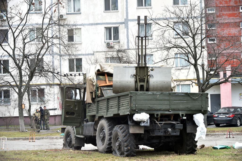 Soldados ucranianos atacaron a un vehículo capturado por rusos en Kiev