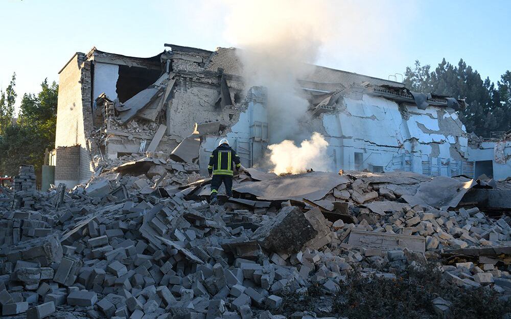 Un edificio residencial fue impactado por un misil ruso en el distrito de Mikolaiv. (Foto STR/AFP vía Getty Images)
