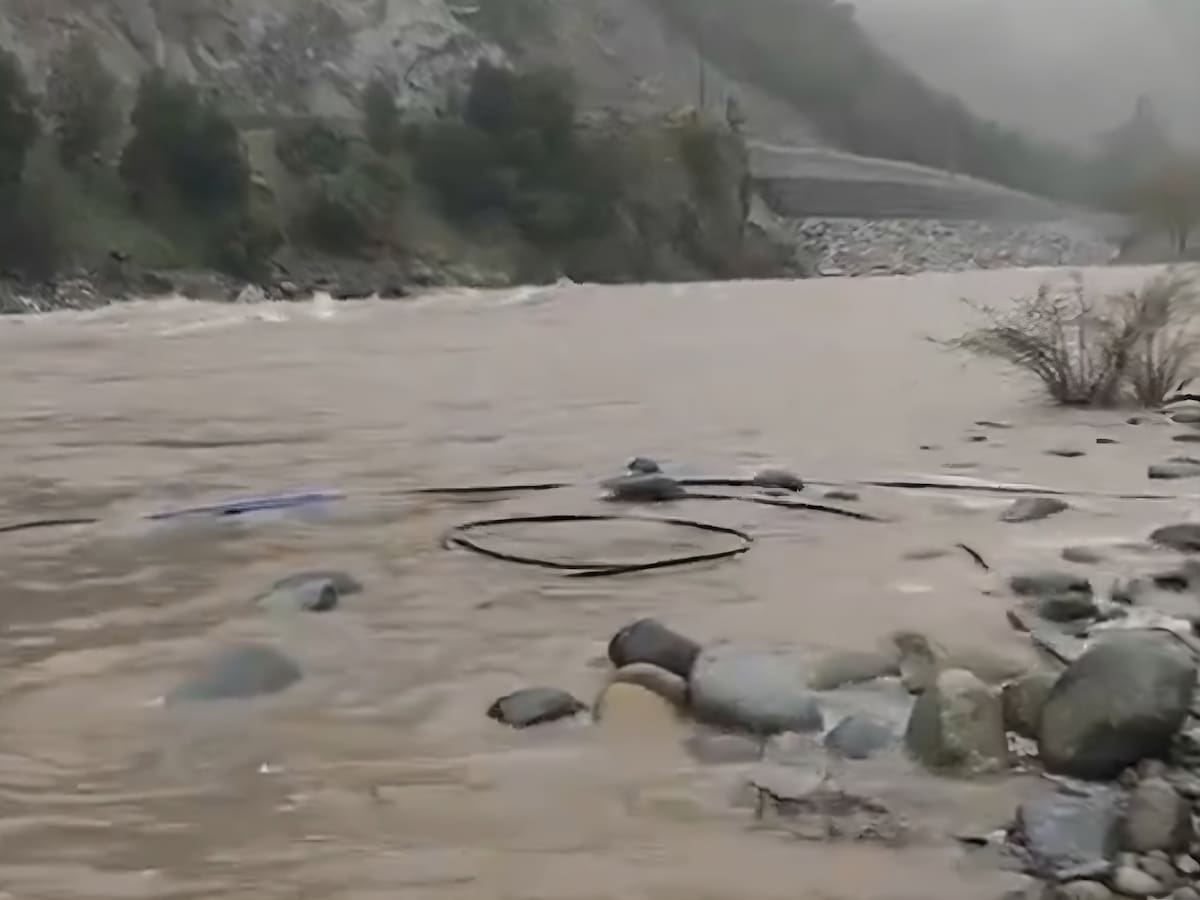 Sistema frontal en el centro-sur del país obliga a decretar Alerta Roja por desborde de ríos en el Maule: 21 personas aisladas