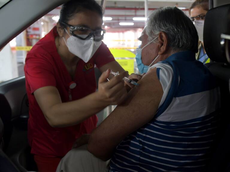 05 de Febrero de 2021 / IQUIQUE Unión entre el municipio y Mal Plaza, posibilitó vacunación Covid-19 al automóvil, la que se lleva a cabo en el estacionamiento subterráneo del recinto comercial.
FOTO: CRISTIAN VIVERO BOORNES/AGENCIAUNO