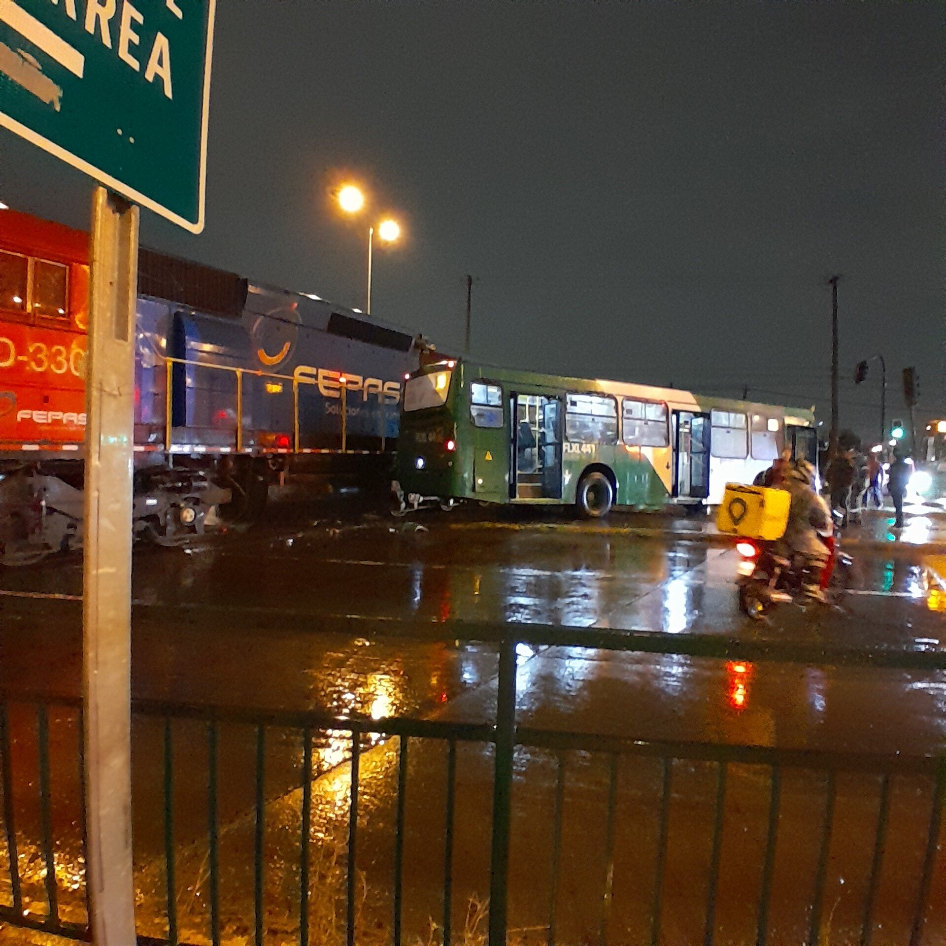 Accidente en Maipú: tren de carga choca con bus transantiago y deja tres personas heridas