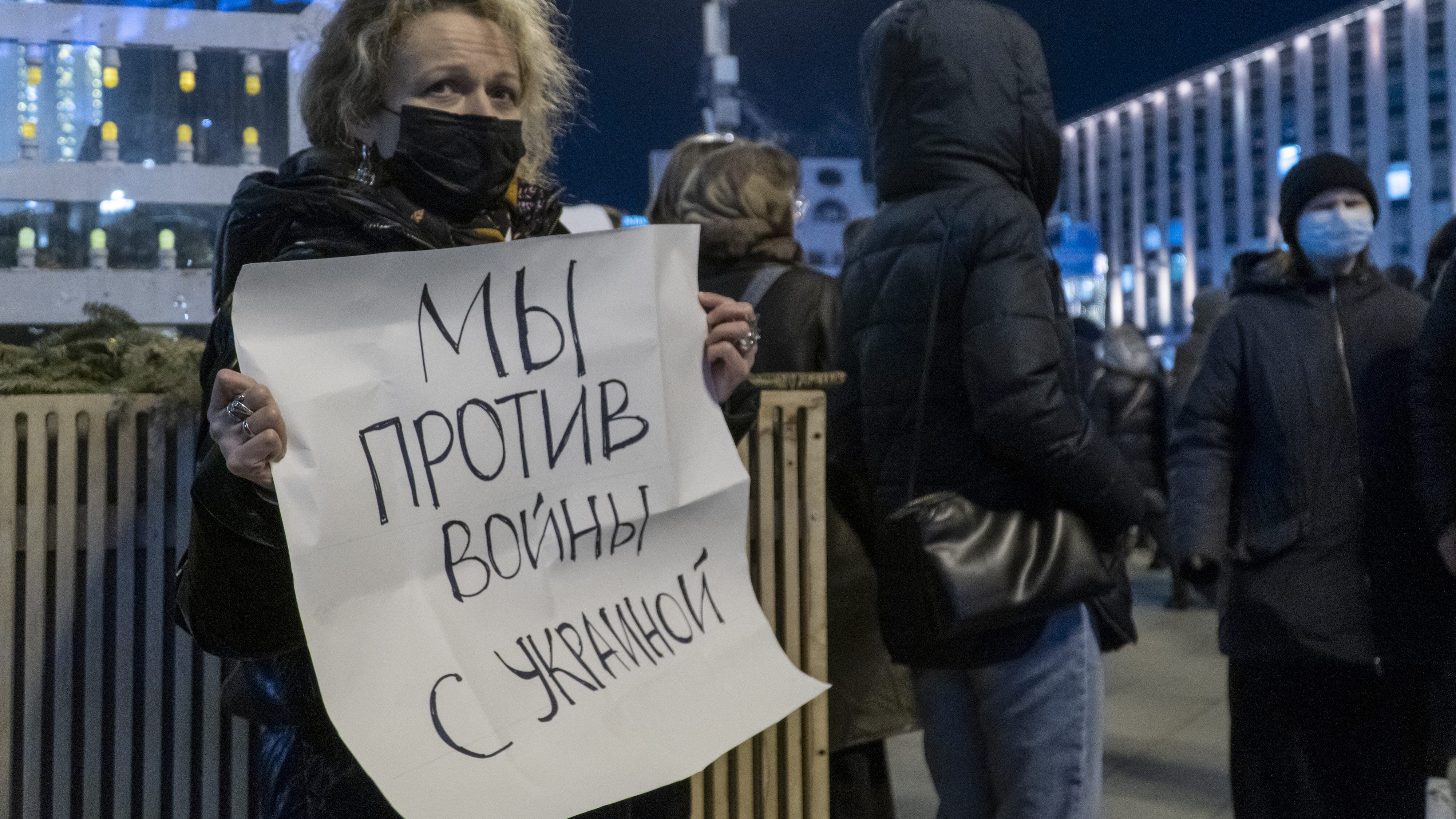 MOSCOW, RUSSIA - FEBRUARY 24: People stage an anti-war demonstration at Pushkinskaya Square following Russia's military operation in Ukraine, on February 24, 2022 in Moscow, Russia. (Photo by Evgenii Bugubaev/Anadolu Agency via Getty Images)