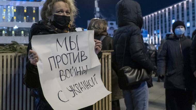 MOSCOW, RUSSIA - FEBRUARY 24: People stage an anti-war demonstration at Pushkinskaya Square following Russia's military operation in Ukraine, on February 24, 2022 in Moscow, Russia. (Photo by Evgenii Bugubaev/Anadolu Agency via Getty Images)
