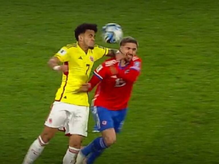 Todo Chile pidió la roja: el brutal codazo de Luis Díaz a Diego Valdés que solo recibió amarilla