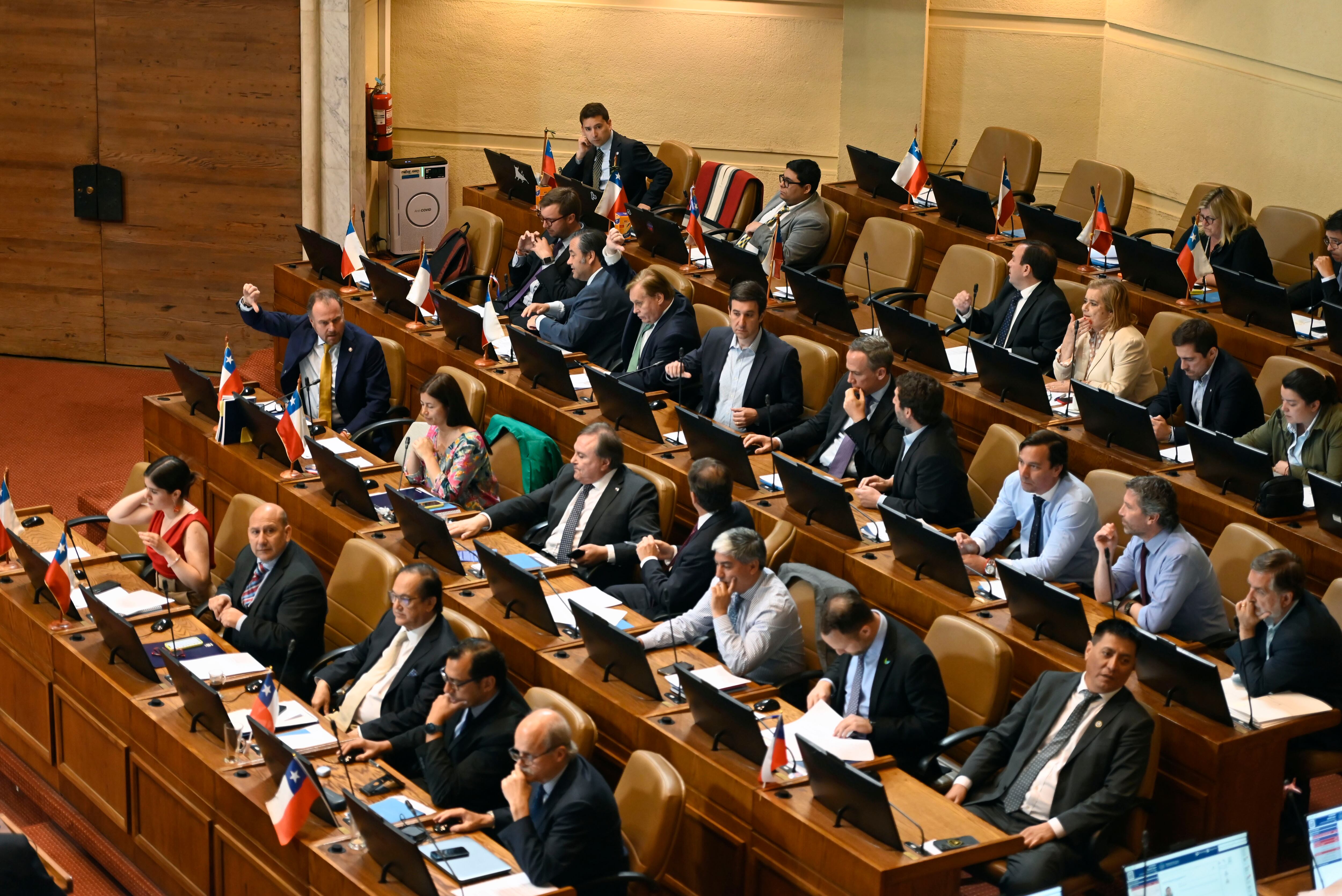 UDI presenta reforma que busca establecer umbral del 5% para que partidos políticos participen en la Cámara