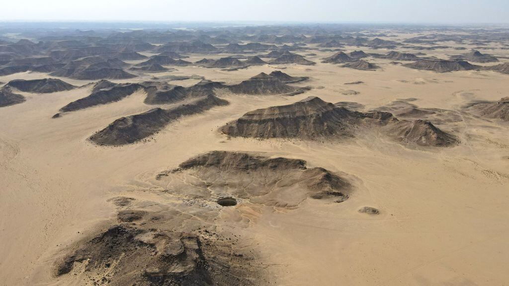 El «pozo del infierno» visto desde arriba, rodeado por montañas en el desierto de Rub al-Jali.