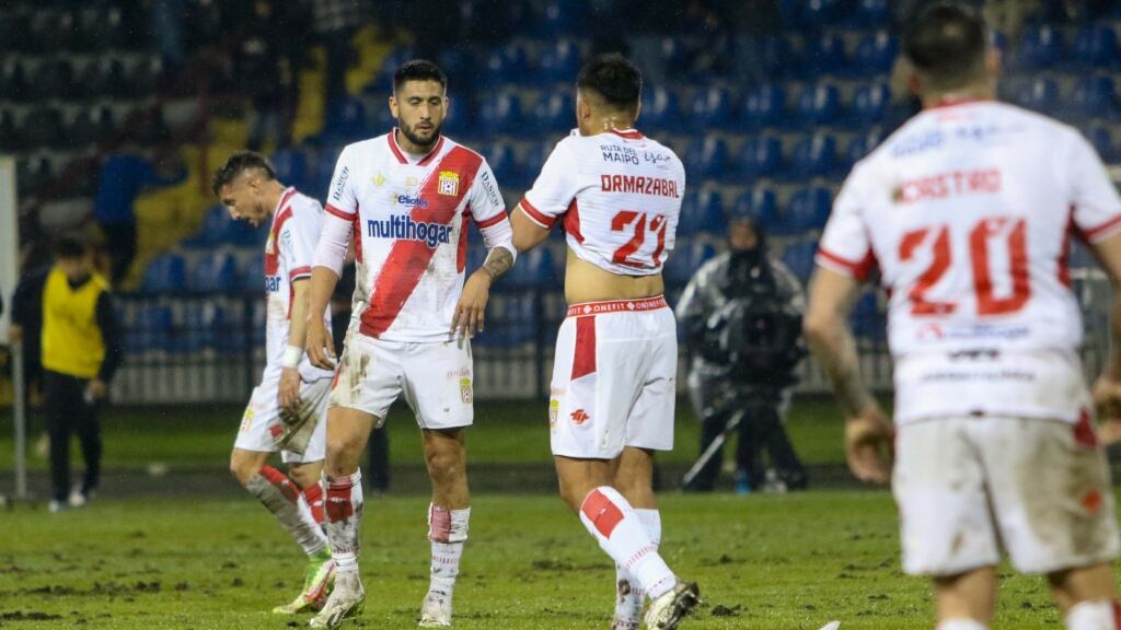 Hinchas de Curicó Unido protestan por el crítico momento del equipo