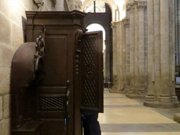 Mujer demandó a la iglesia por no respetar el secreto de confesión