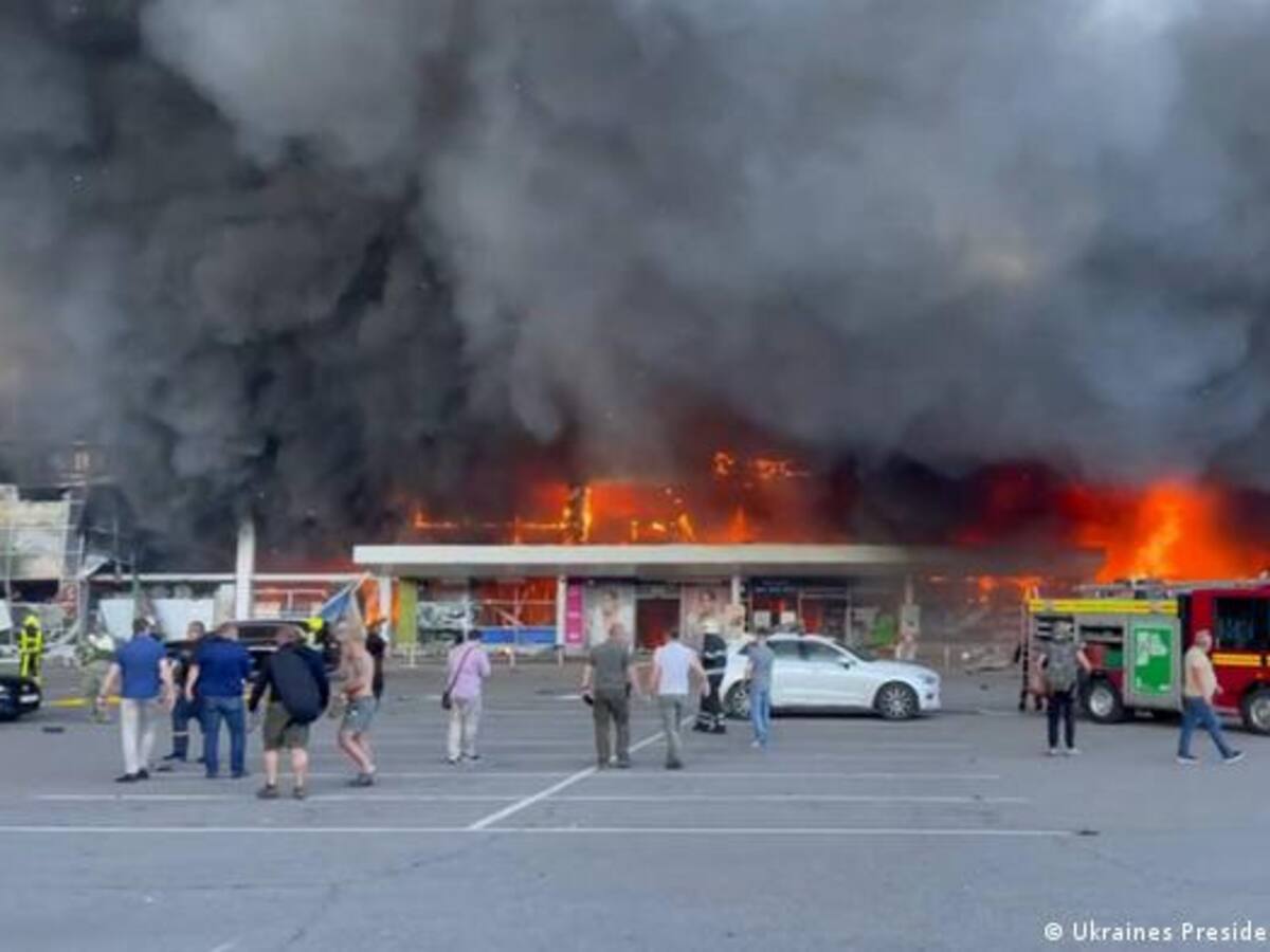 Misil ruso impactó centro comercial en Ucrania: se reportan 10 muertos y decenas de heridos