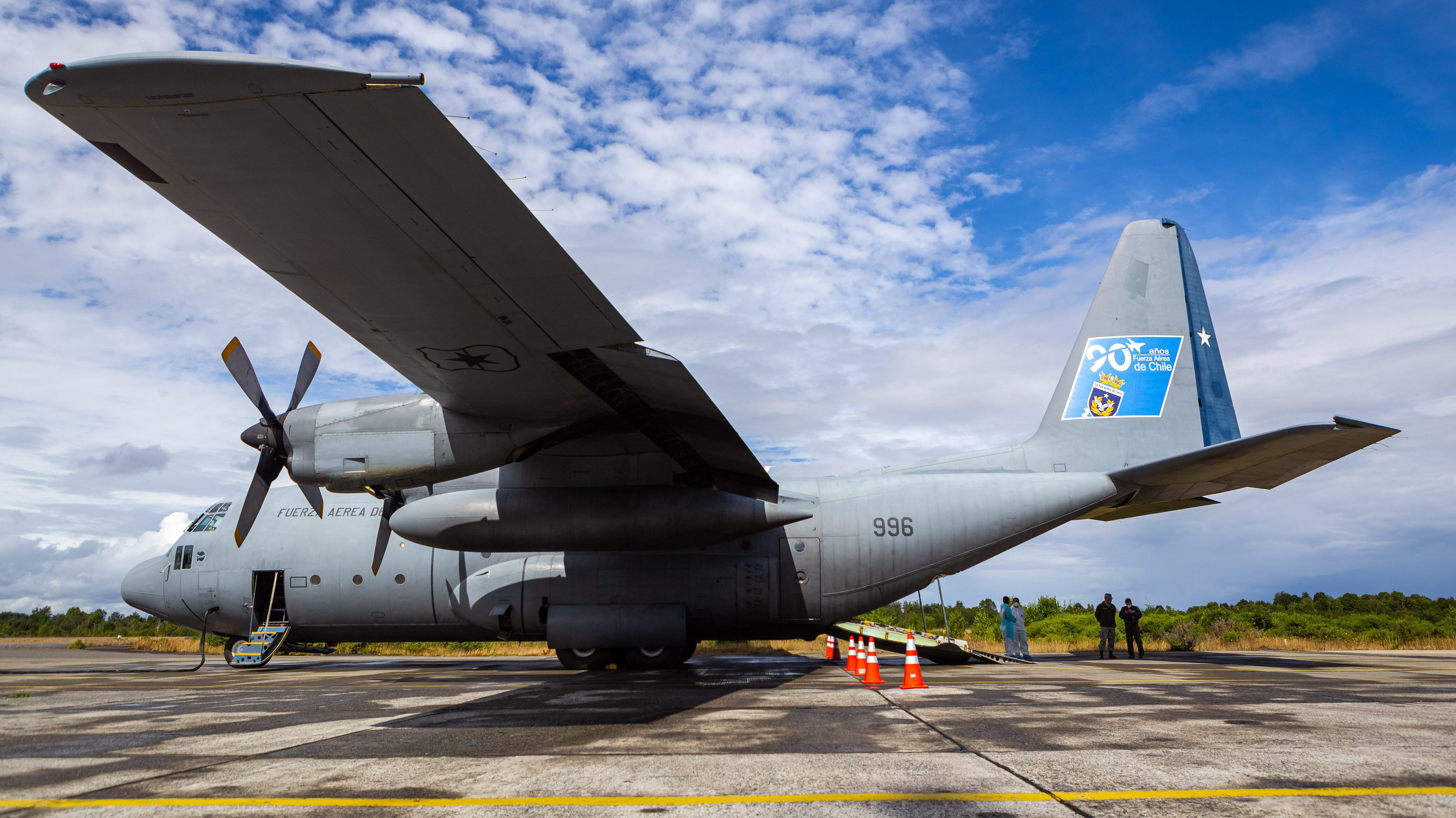 28 de Enero de 2021 / PUERTO MONTTUn avión C-130 Hercules aterrizo en la Base Aérea de la Fach para realizar un traslado de pacientes Covid-19 desde el Hospital Regional Puerto Montt en dirección a Santiago 
FOTO: FELIPE CONSTANZO / AGENCIA UNO