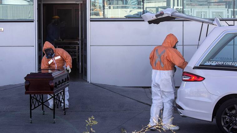 12 de JUNIO de 2020/CALAMAUna carroza funebre en el Hospital Carlos Cisternas después que se registraron 12 muertes , durante la cuarentena total decretada por el ministerio de salud debido a la pandemia de COVID-19
FOTO: ALFONSO FERNÁNDEZ /AGENCIAUNO