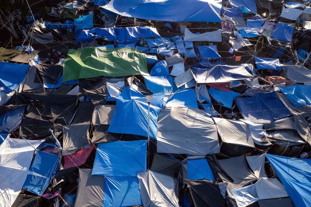 La vista aérea de un campamento de migrantes latinos ubicado en la frontera de México con Estados Unidos