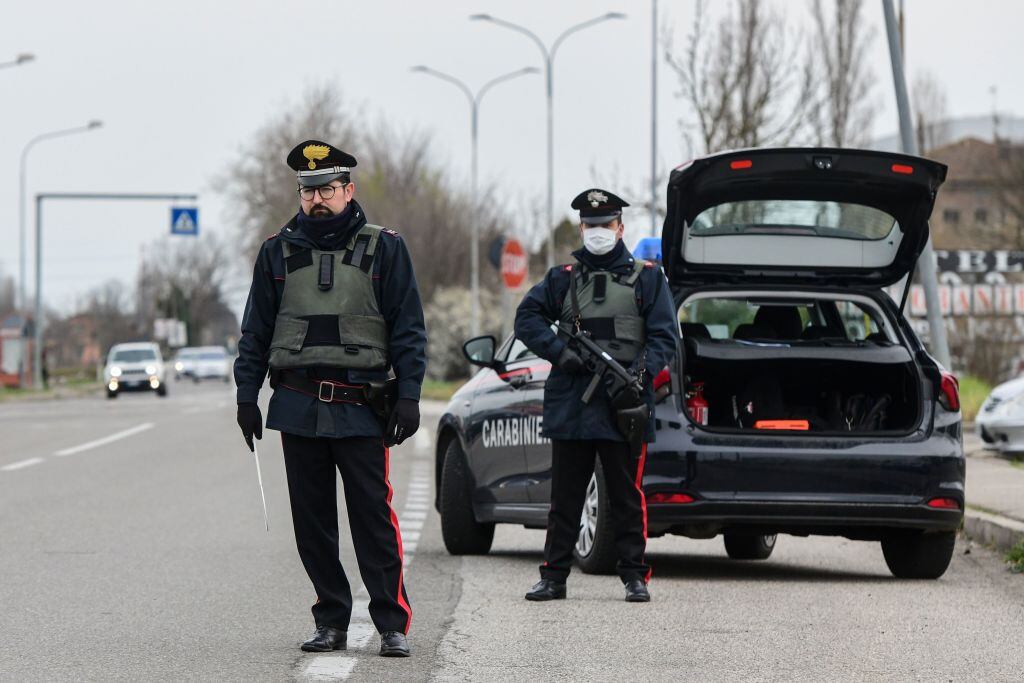 Los efectivos policiales resguardan las vías por el coronavirus en Italia