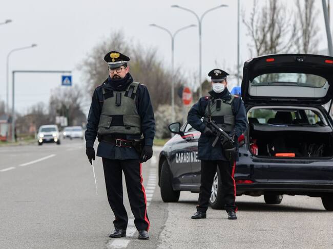 Los efectivos policiales resguardan las vías por el coronavirus en Italia