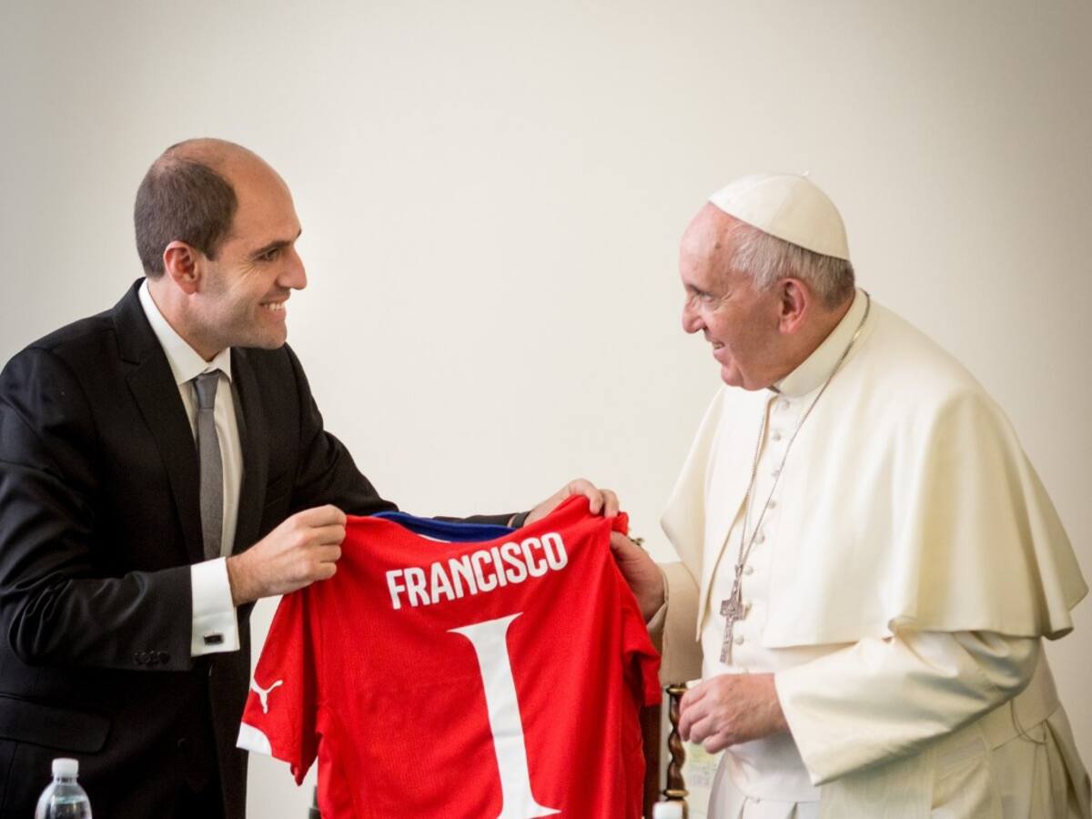 “Le pedí que nos ayudara…”: el día que Sergio Jadue se reunió con el papa Francisco y le regaló la camiseta de Chile