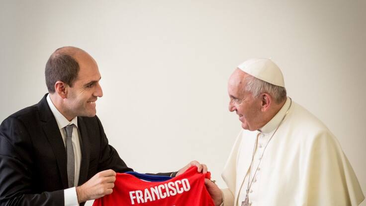 “Le pedí que nos ayudara…”: el día que Sergio Jadue se reunió con el papa Francisco y le regaló la camiseta de Chile