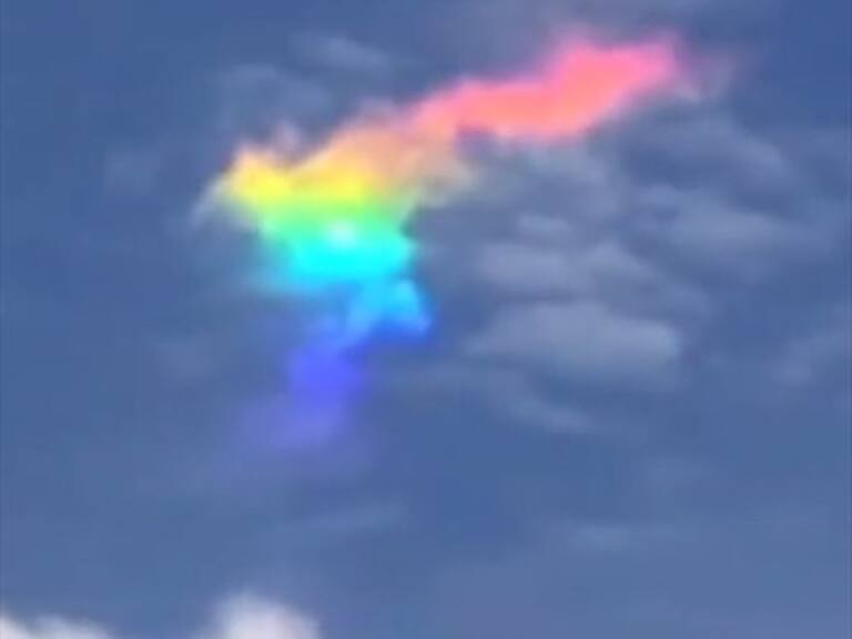 Brasil: Graban en el cielo una nube con los colores del arcoiris