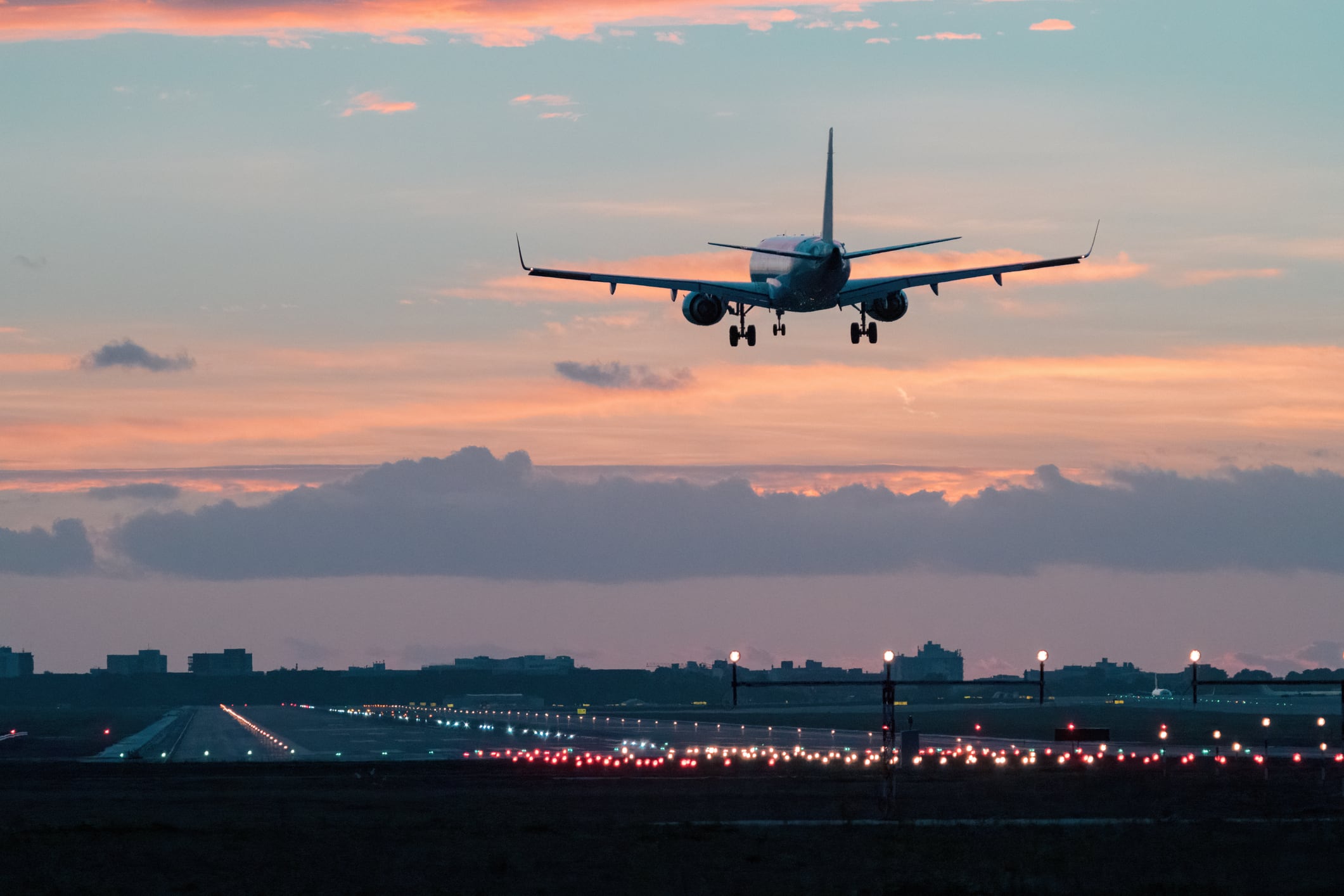 Por qué uno de los aeropuertos más importantes del mundo prohíbe los abrazos