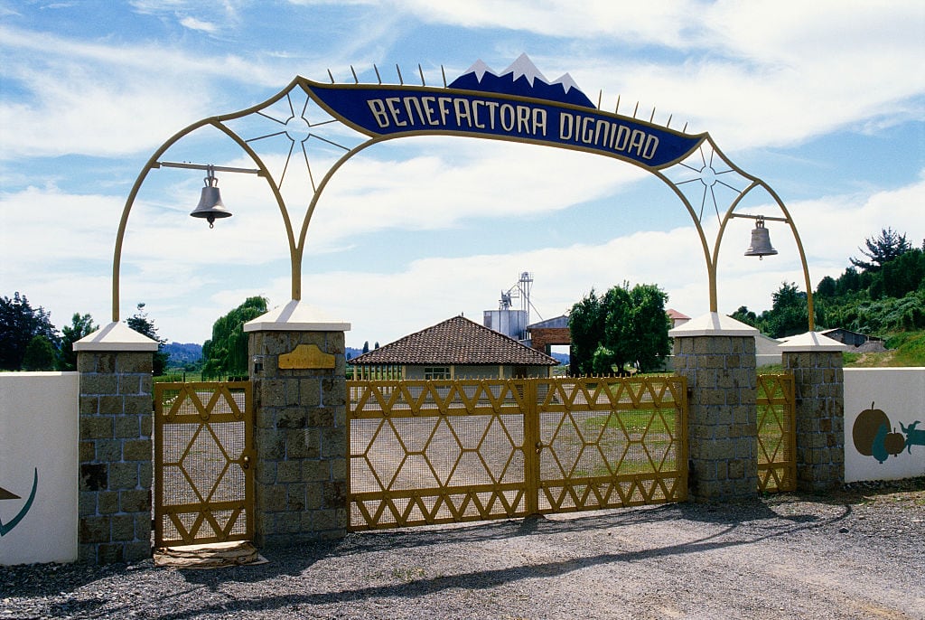 Imagen de la antigua entrada al terreno de la secta Colonia Dignidad
