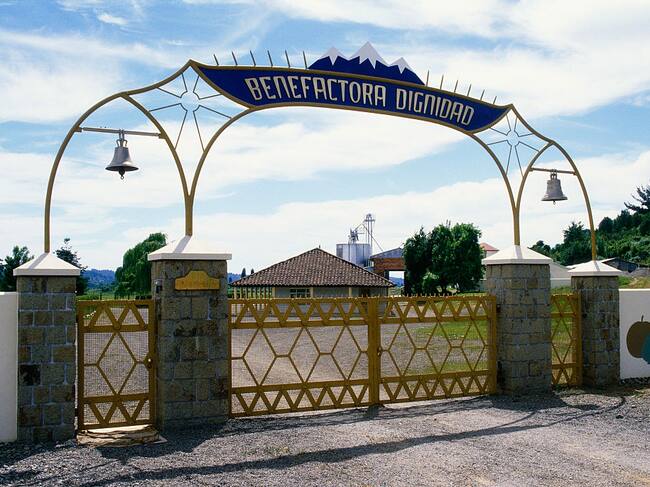 Imagen de la antigua entrada al terreno de la secta Colonia Dignidad