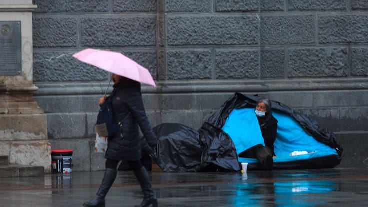 ¿Cómo enfrentarías la lluvia si no tuvieras un techo? Así puedes ayudar a una persona en situación de calle