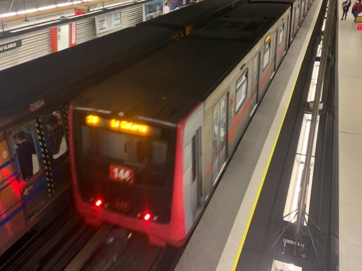 Metro de Santiago restablece frecuencia de trenes en Línea 2