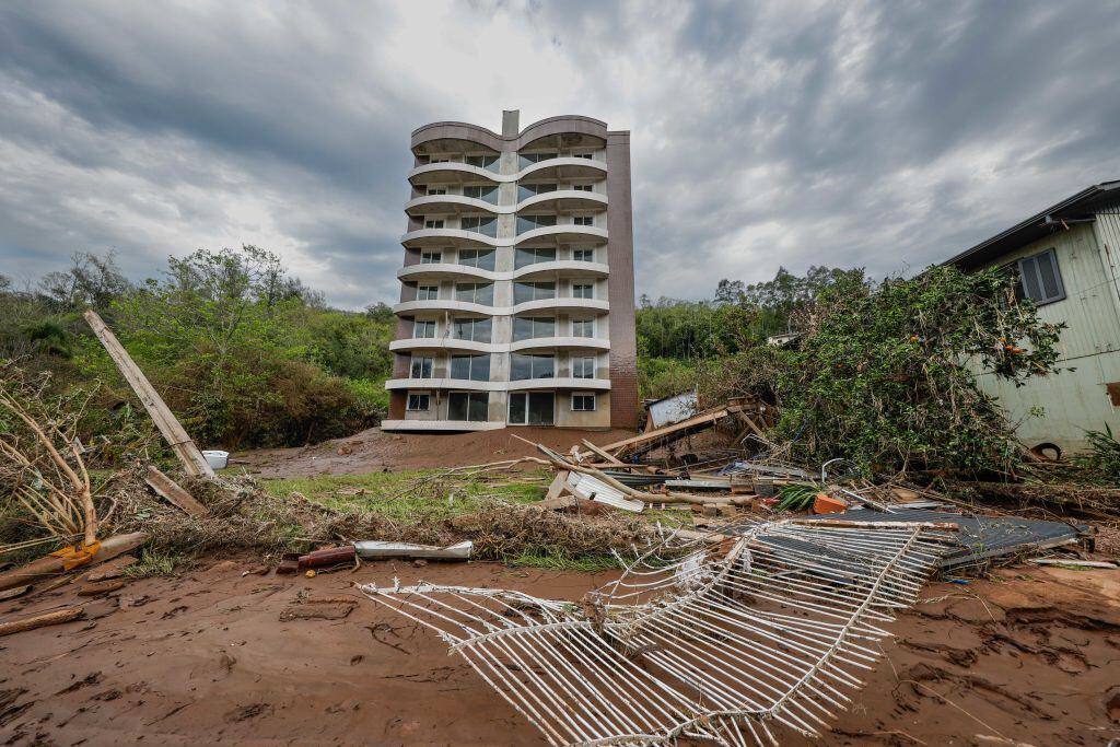 El barro cubre parte de un edificio en Muçum de Río Grande do Sul en Brazil