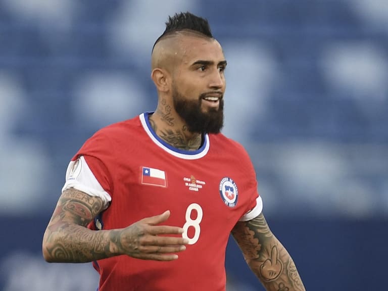 Chile&#039;s Arturo Vidal drives the ball during the Conmebol Copa America 2021 football tournament group phase match against Bolivia at the Pantanal Arena in Cuiaba, Brazil, on June 18, 2021. (Photo by Douglas MAGNO / AFP) (Photo by DOUGLAS MAGNO/AFP via Getty Images)