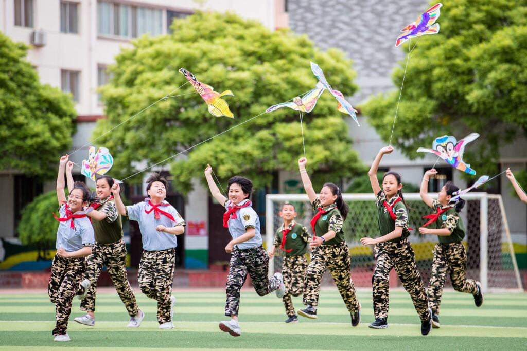 Estudiantes juegan en el patio de un colegio en Hohhot