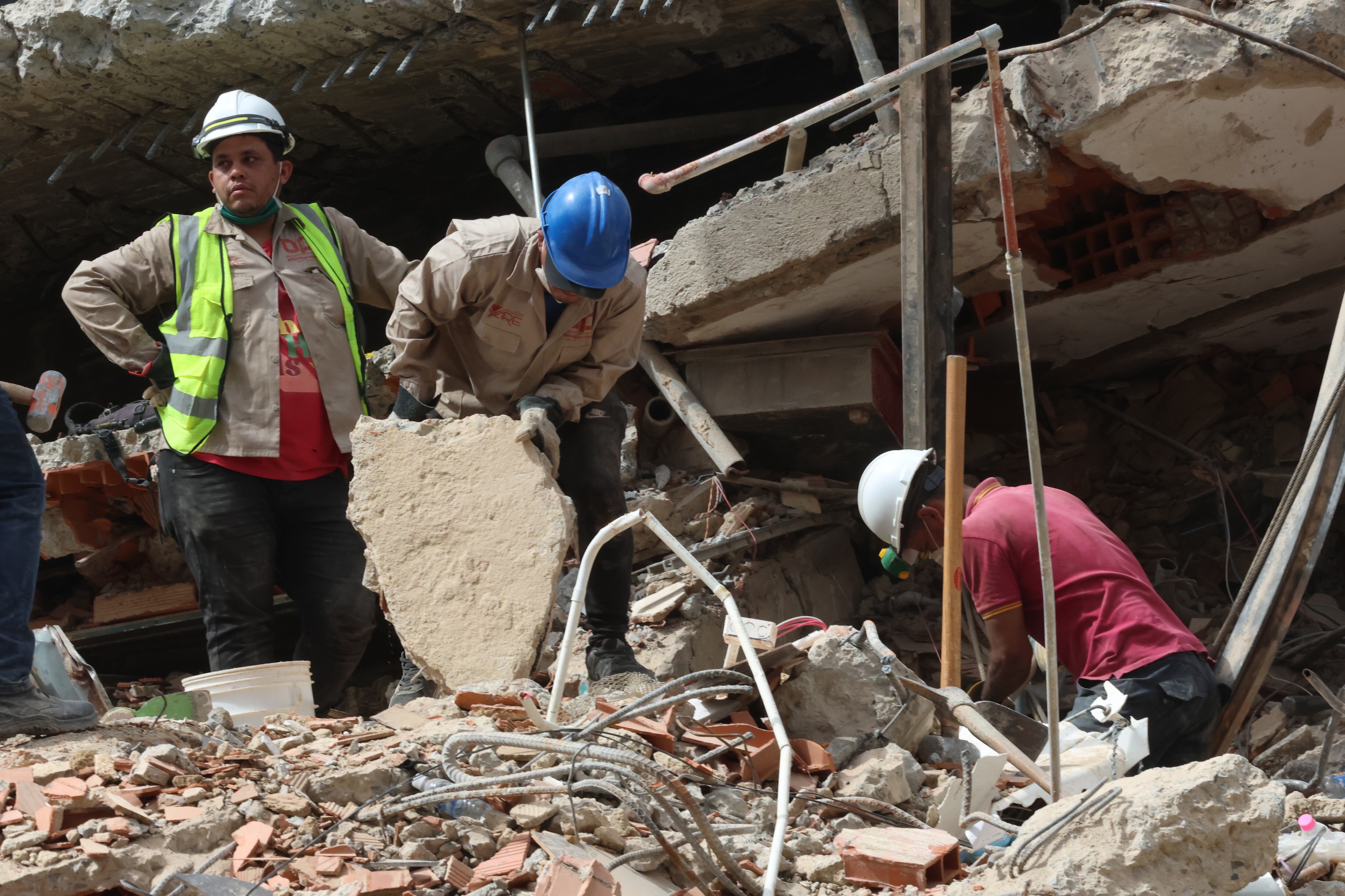 CARACAS, VENEZUELA - JUNE 29: Work continues to remove the debris as part of the search and rescue efforts at the collapsed residential building Rita in the San Bernardino neighborhood after a magnitude 7.2 earthquake struck Venezuela and other regions in the Caribbean on June 29, 2026 in Caracas, Venezuela. According to the U.S. Geological Survey (USGS), the main earthquake was followed by a 7.5-magnitude aftershock less than a minute later. The number of fatal victims increased to more than 1400, while the number of injured people exceeded 3,000. More than 70,000 people are reported missing. (Photo by Edilzon Gamez/Getty Images)