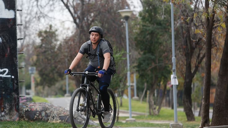 Estas son las multas que enfrentan las personas que transiten en bicicleta por la vereda en Chile