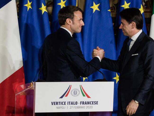 Macron y el gobernante italiano Giuseppe Conte en una conferencia en febrero de 2020