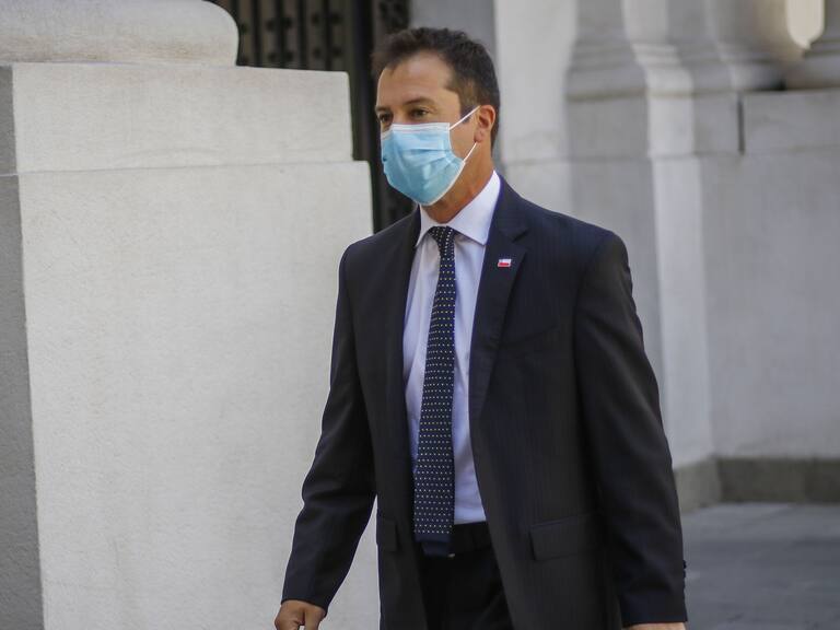 22 de febrero del 2021/SANTIAGOLucas Palacios, ministro de Economia, Fomento y Turismo, llega al Palacio de La Moneda, para participar del Consejo de Gabinete, que encabezara el Presidente de la Republica.
FOTO: SEBASTIAN BELTRAN GAETE/AGENCIAUNO