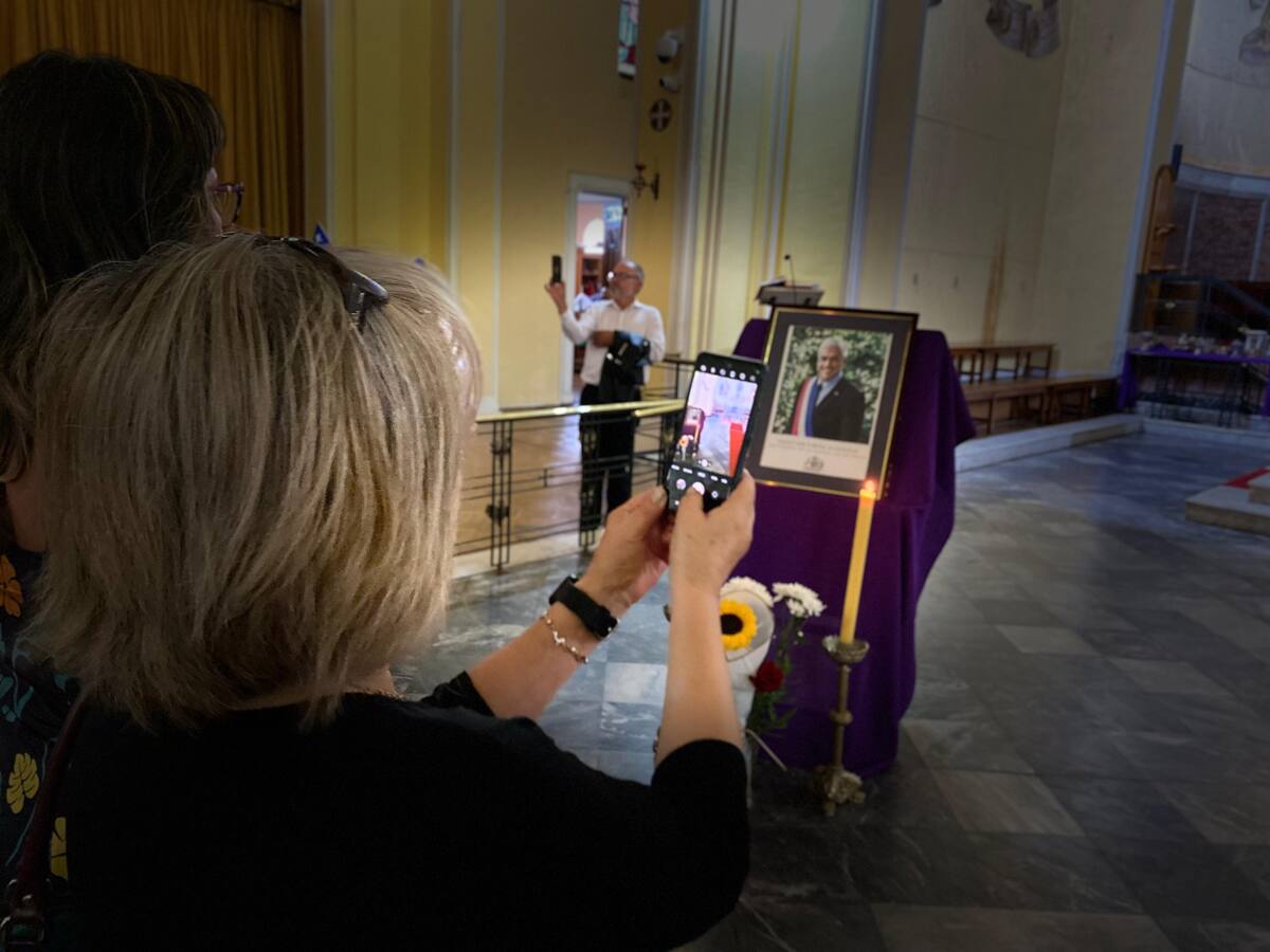 Con aplausos y entonando el himno nacional: así fue el homenaje a Sebastián Piñera en la Catedral de Concepción