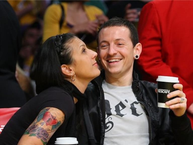Hackean Twitter de esposa de Chester Bennington con mensajes hirientes