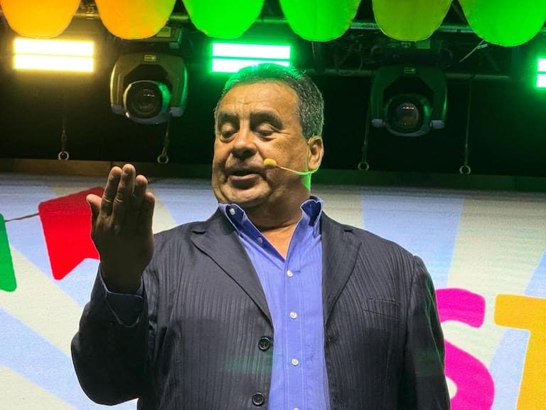 Dino Gordillo volvió al escenario tras polémica por beso a niña: así reaccionó el público de festival sureño