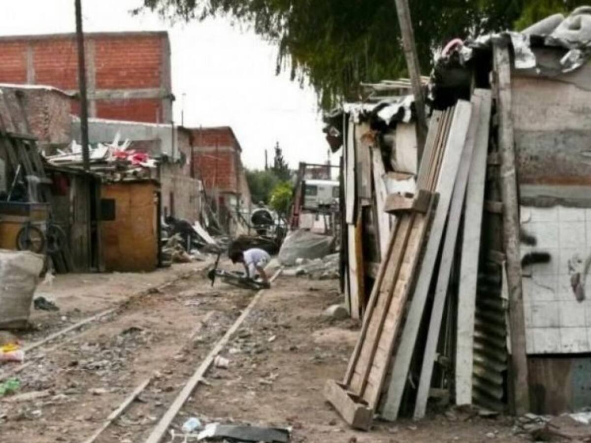 Encuesta CADEM revela a quiénes responsabilizan los chilenos por la pobreza y sorprende un actor clave