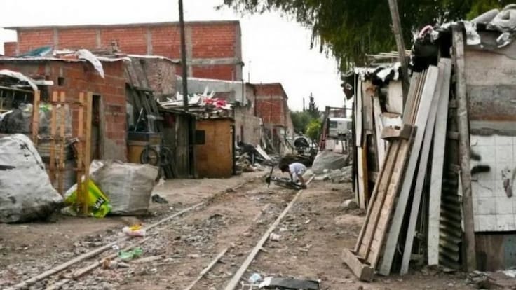 Encuesta CADEM revela a quiénes responsabilizan los chilenos por la pobreza y sorprende un actor clave