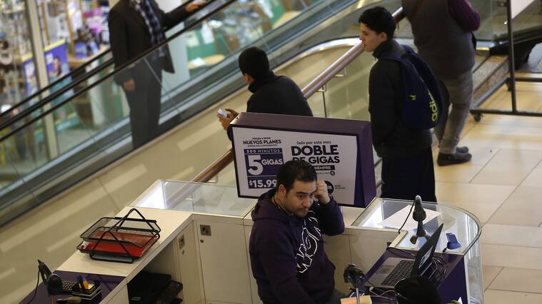 15 de junio de 2016/SANTIAGO En el Mall Alameda, La ministra del Trabajo y Previsión Social, Ximena Rincón, y el director del Trabajo, Christian Melis, informaron sobre el cierre de mall y centros comerciales este domingo 19 de junio, y los permisos obligatorios de sufragio para aquellos trabajadores que laboren ese día, con motivo de la realización de las Elecciones Primarias Municipales.
FOTO:RAFA MARTINEZ/AGENCIAUNO