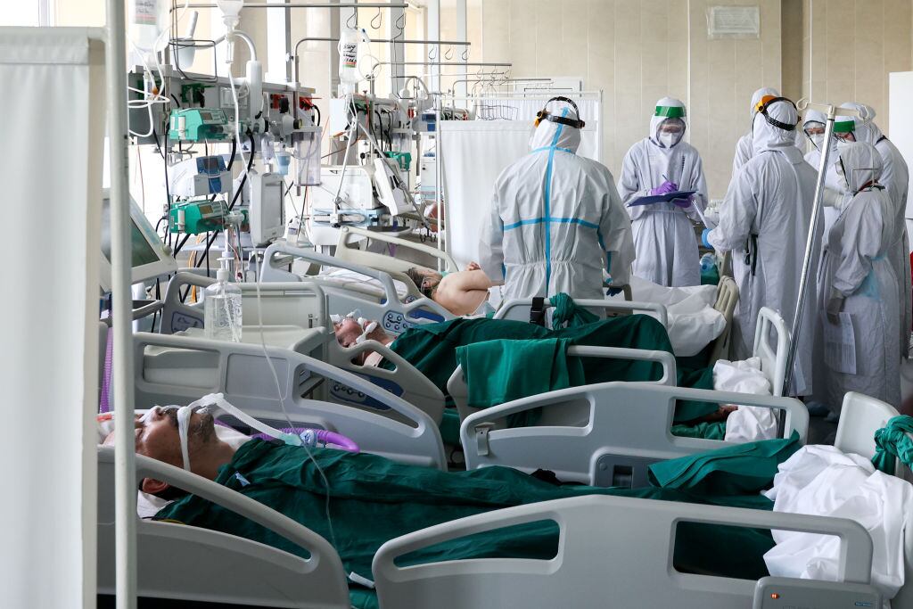 Médicos atienden a pacientes Covid-19 en hospital de Moscú