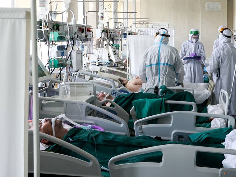 Médicos atienden a pacientes Covid-19 en hospital de Moscú