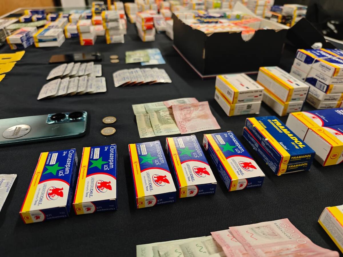Desde calmantes hasta ansiolíticos recetados: 5 detenidos y decomiso de 9 mil dosis de medicamentos en centro de Santiago